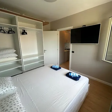 Completely Renovated Near The Sea - Free Parking Apartman